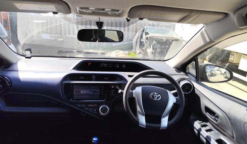 
								Toyota Aqua Hybrid 2015 full									